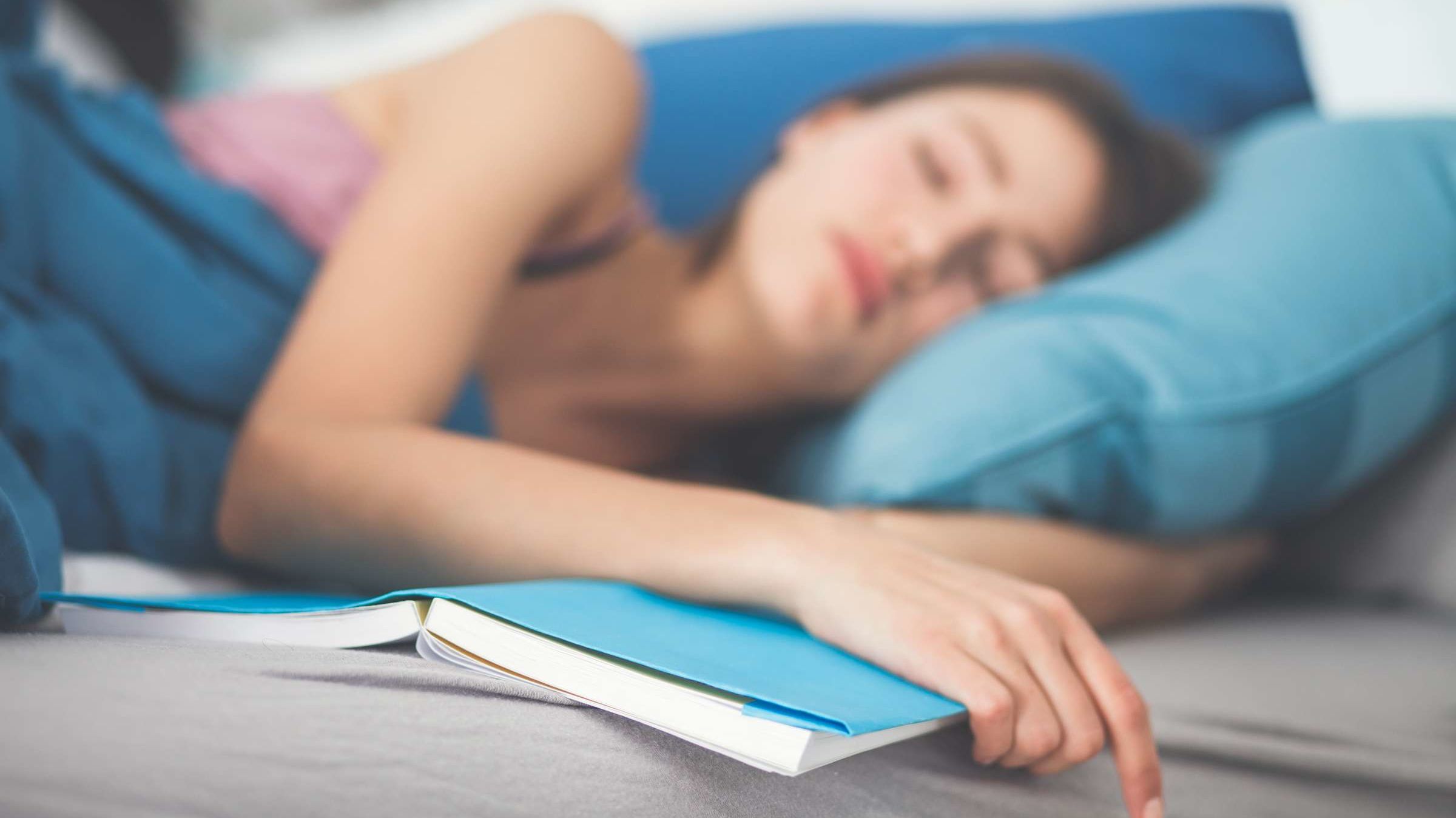 Читать книгу и спать. Чтение в кровати. Книга снов. Сонливость подростки. Чтение улучшает сон.