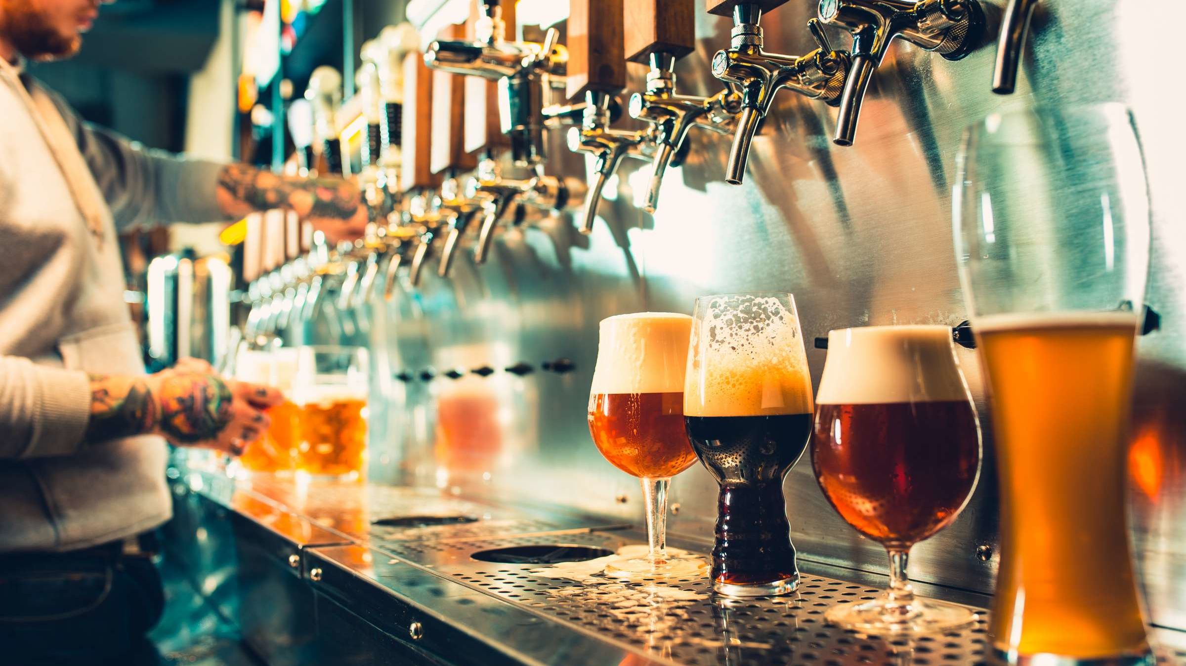 Why Bartenders Rinse Beer Glasses Mental Floss