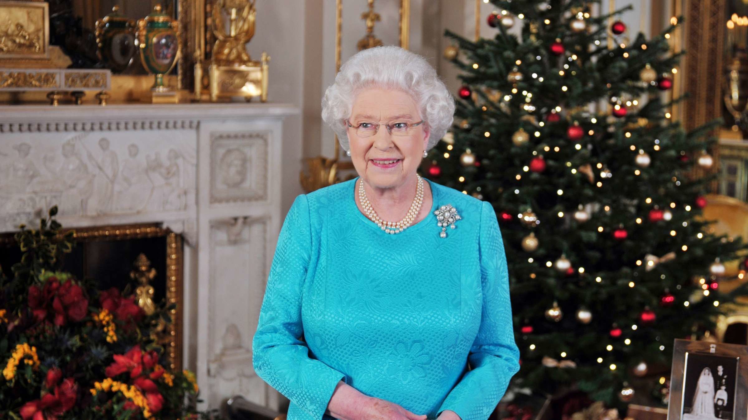 The Queen Keeps Holiday Decorations Up Through February Mental Floss