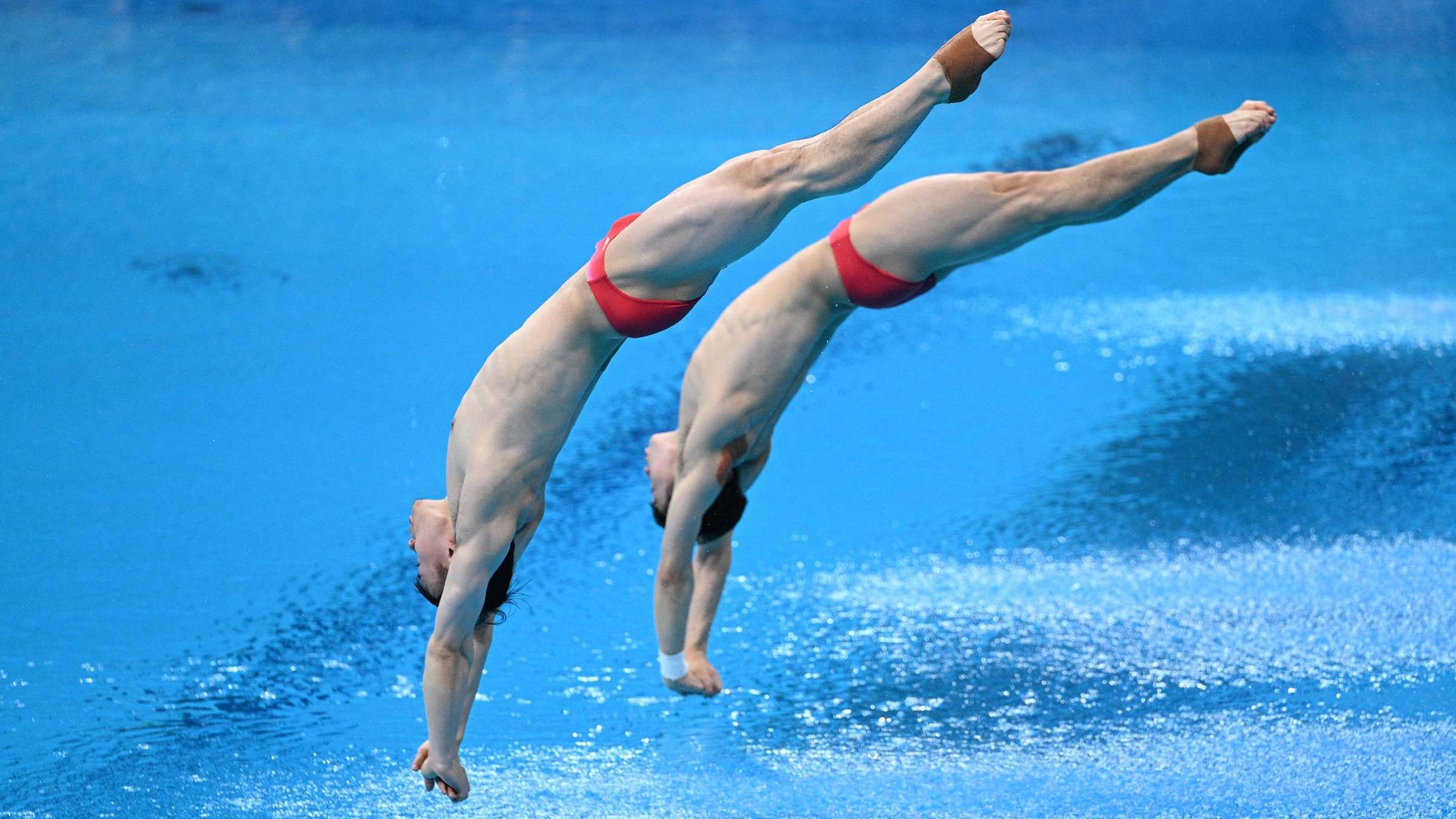 ¿Por qué los aspersores rocían agua en la piscina de entrenamiento?