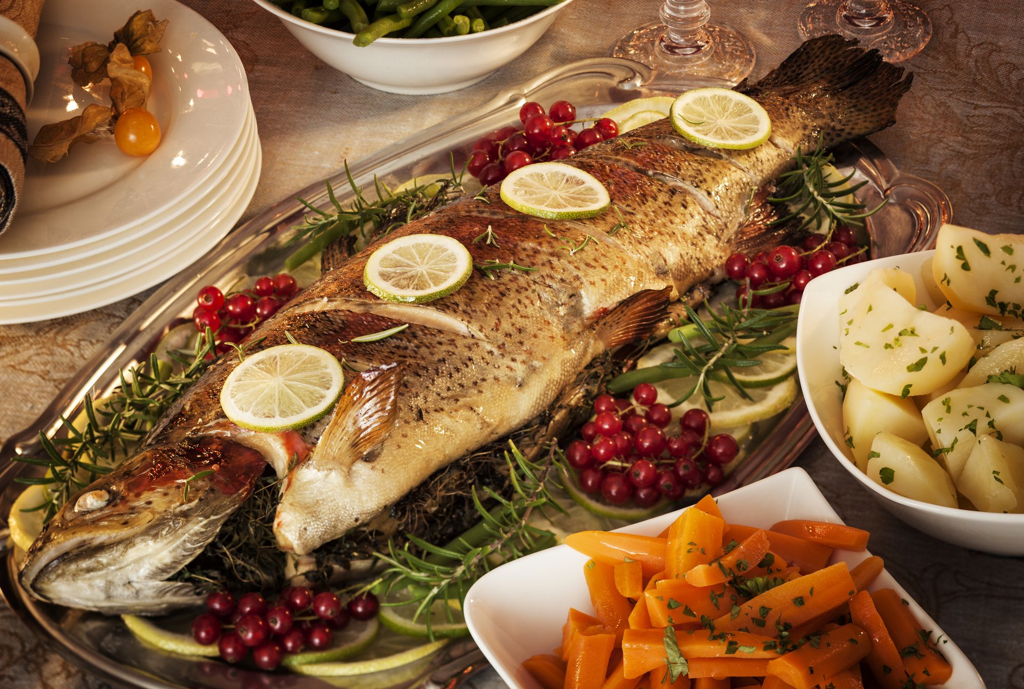 Блюда из рыбы на столе. Рыбные блюда. Рыбный стол. Рыба на новогодний стол. Блюдо "рыба".
