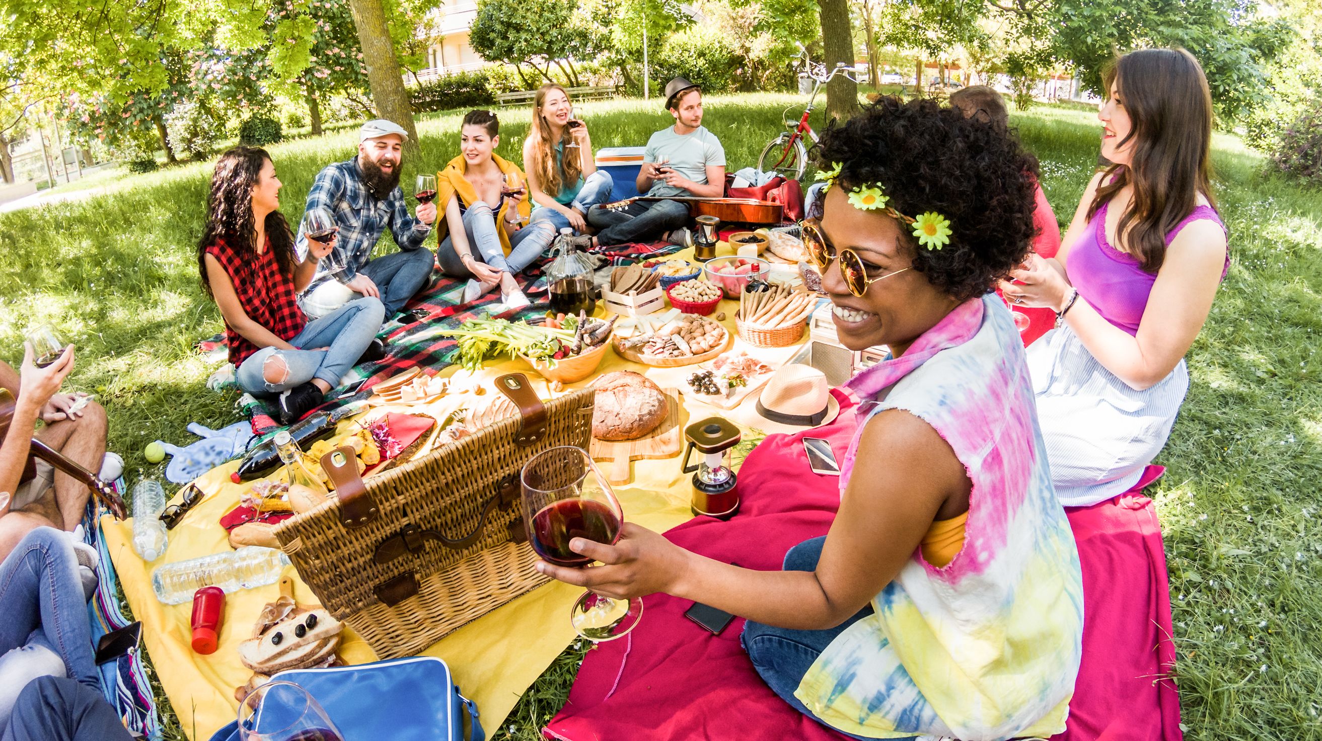 large group enjoying a picnic with healthy picnic foods and picnic foods for larger groups