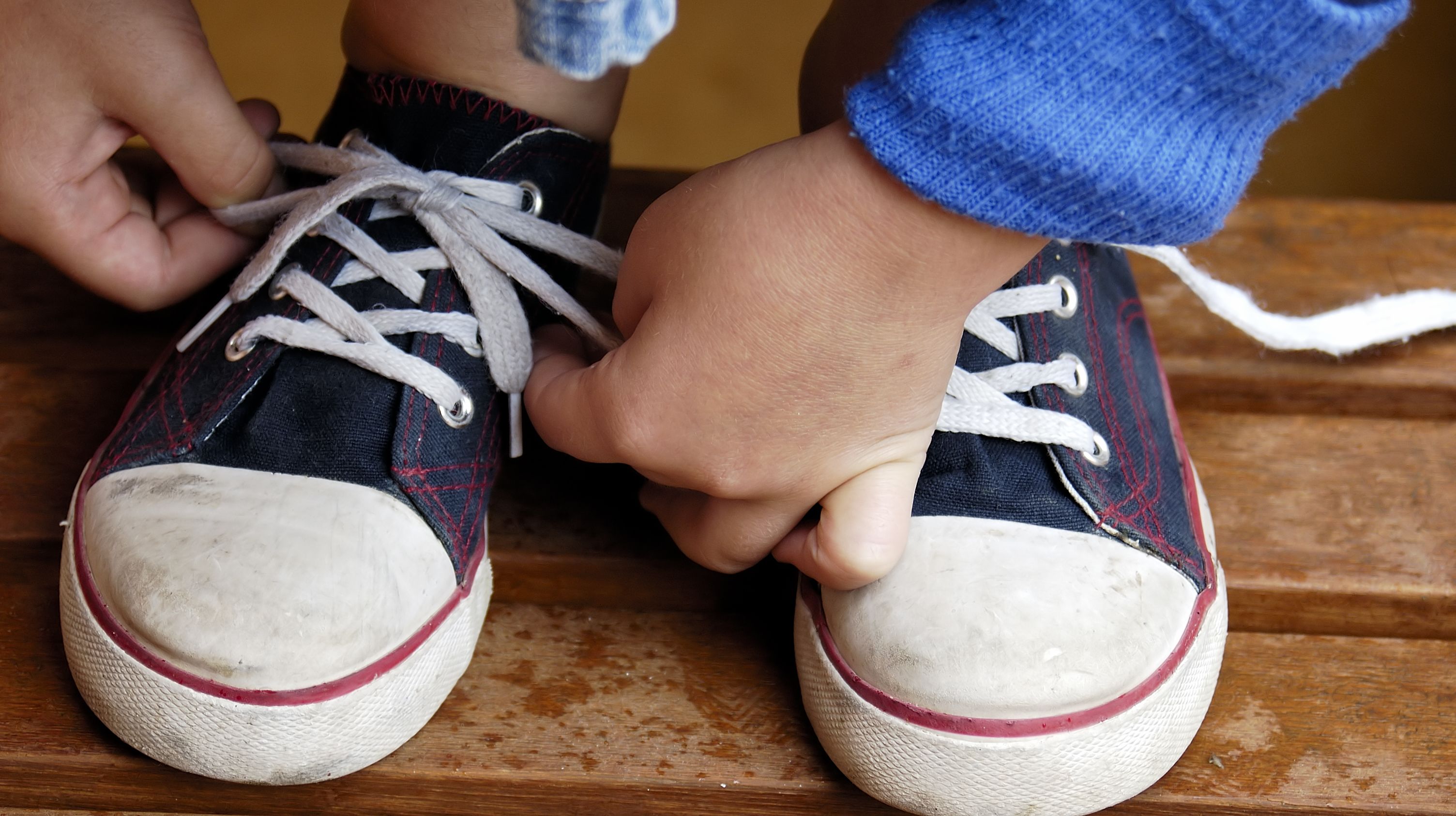 how to teach your child to tie their shoes