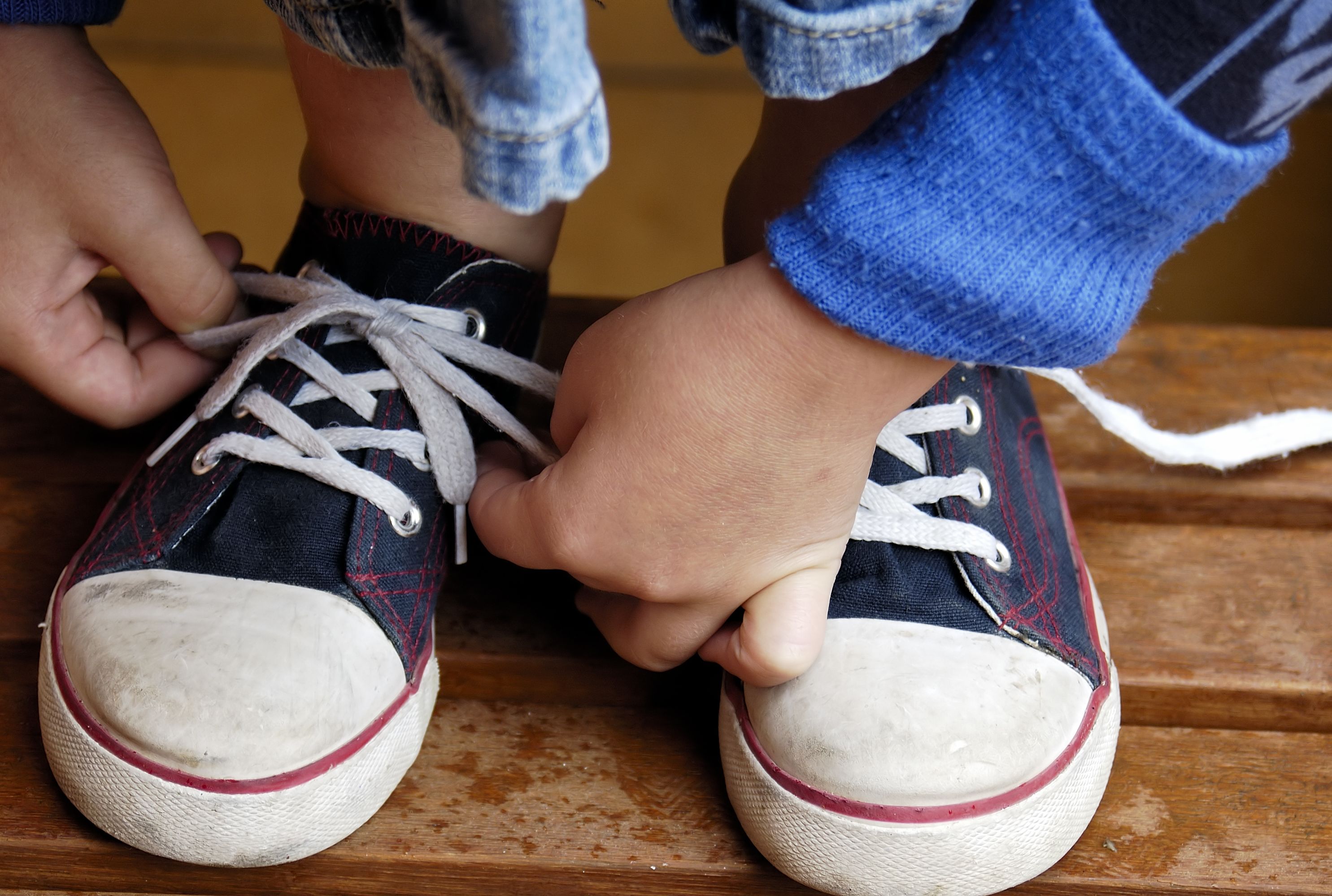 when does a child learn to tie their shoes