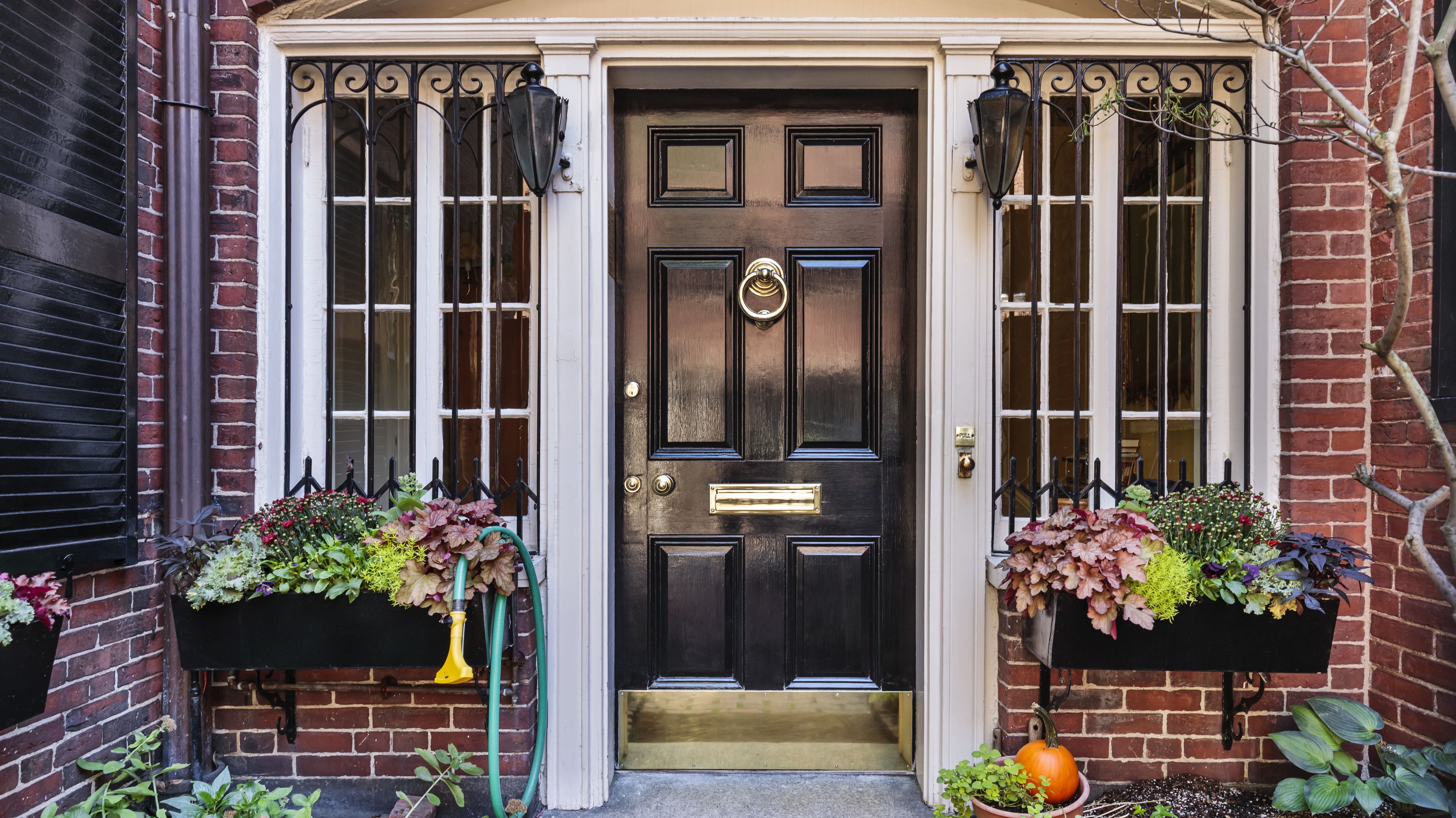 Want To Boost Your Home S Value By More Than 6000 Paint Your Front Door Black Mental Floss