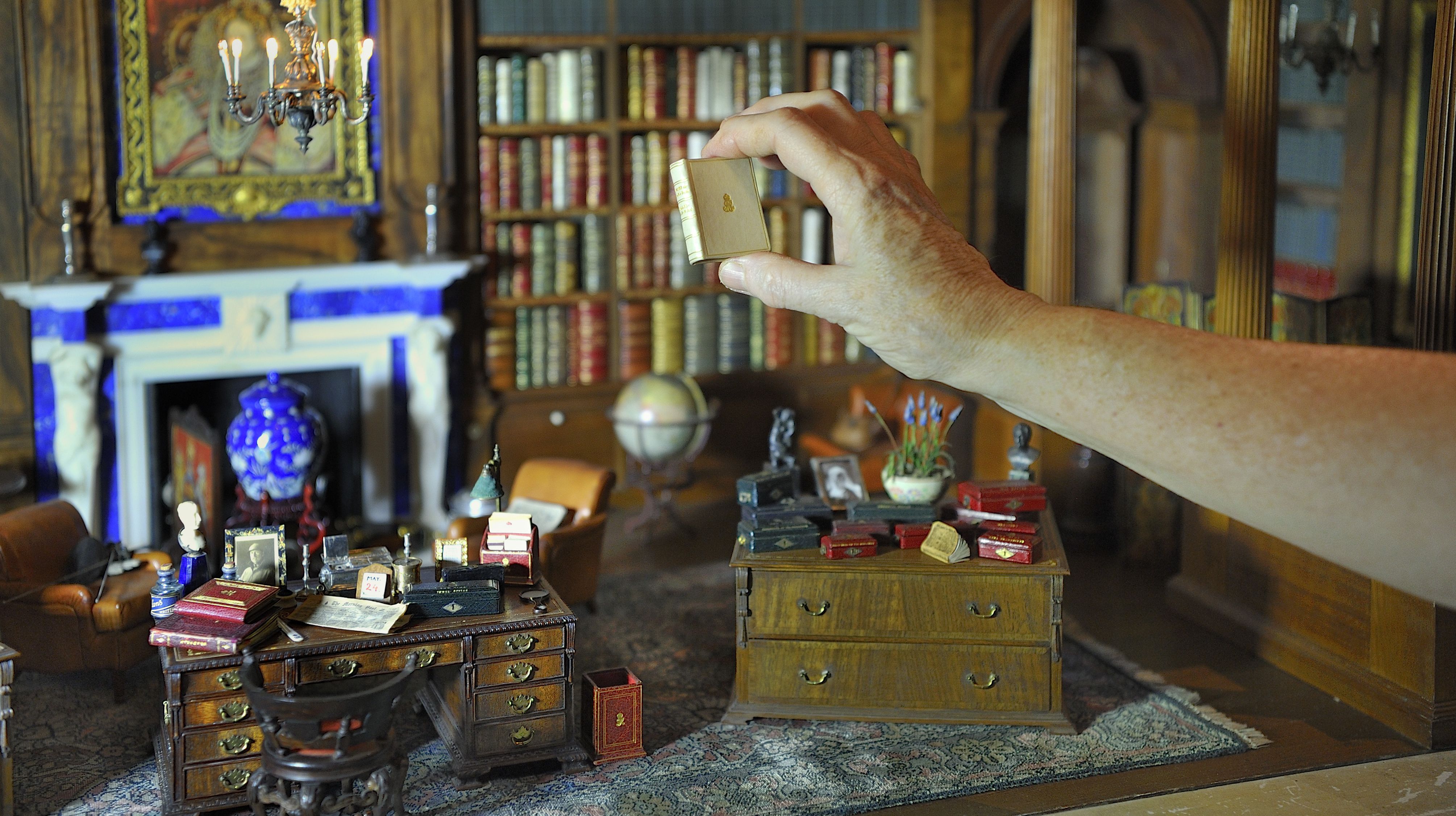 queen elizabeth's dollhouse