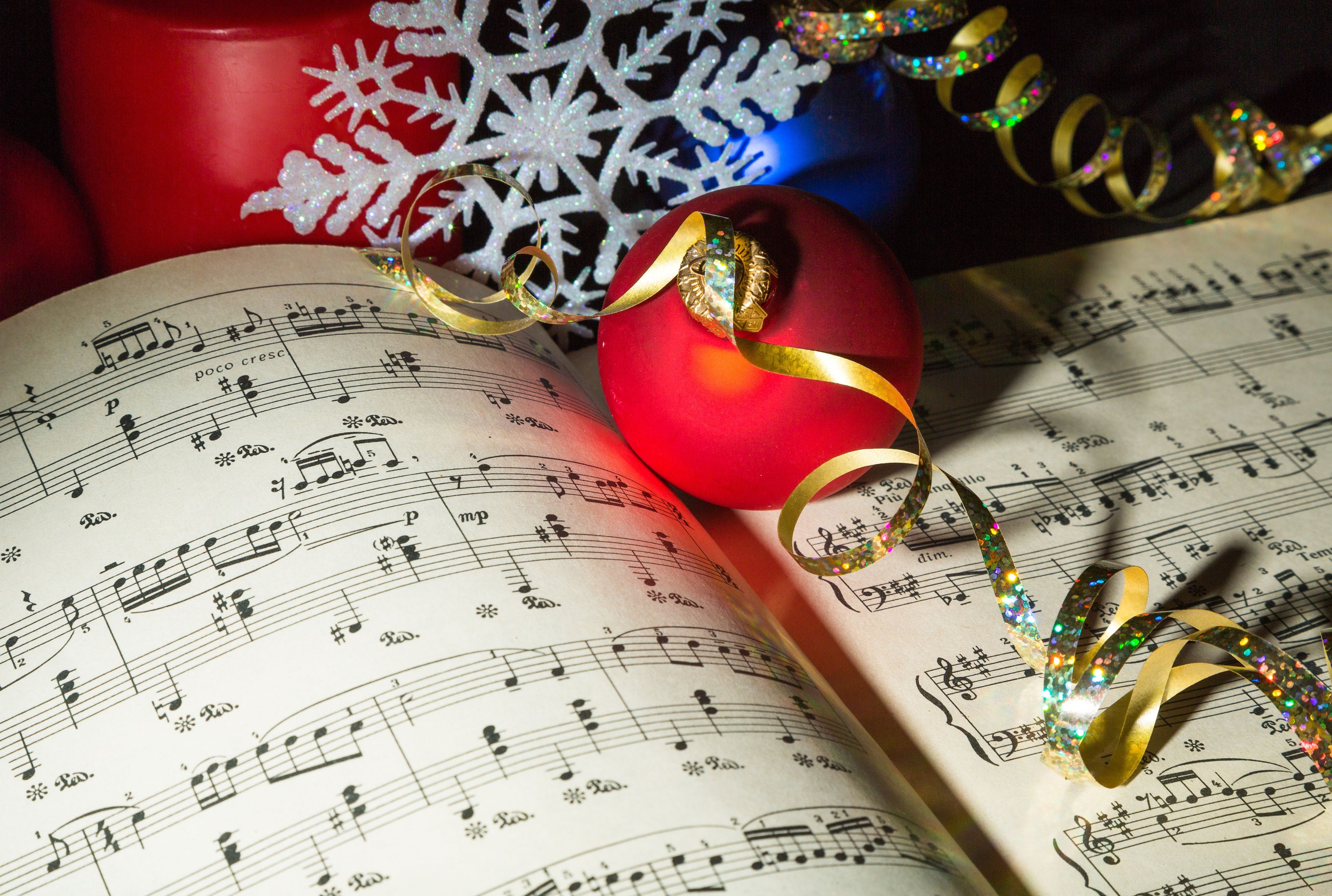 Песни праздник новый год. Рождество музыкальные инструменты. Музыкальный новый год. Новогодняя скрипка. Скрипка новый год.