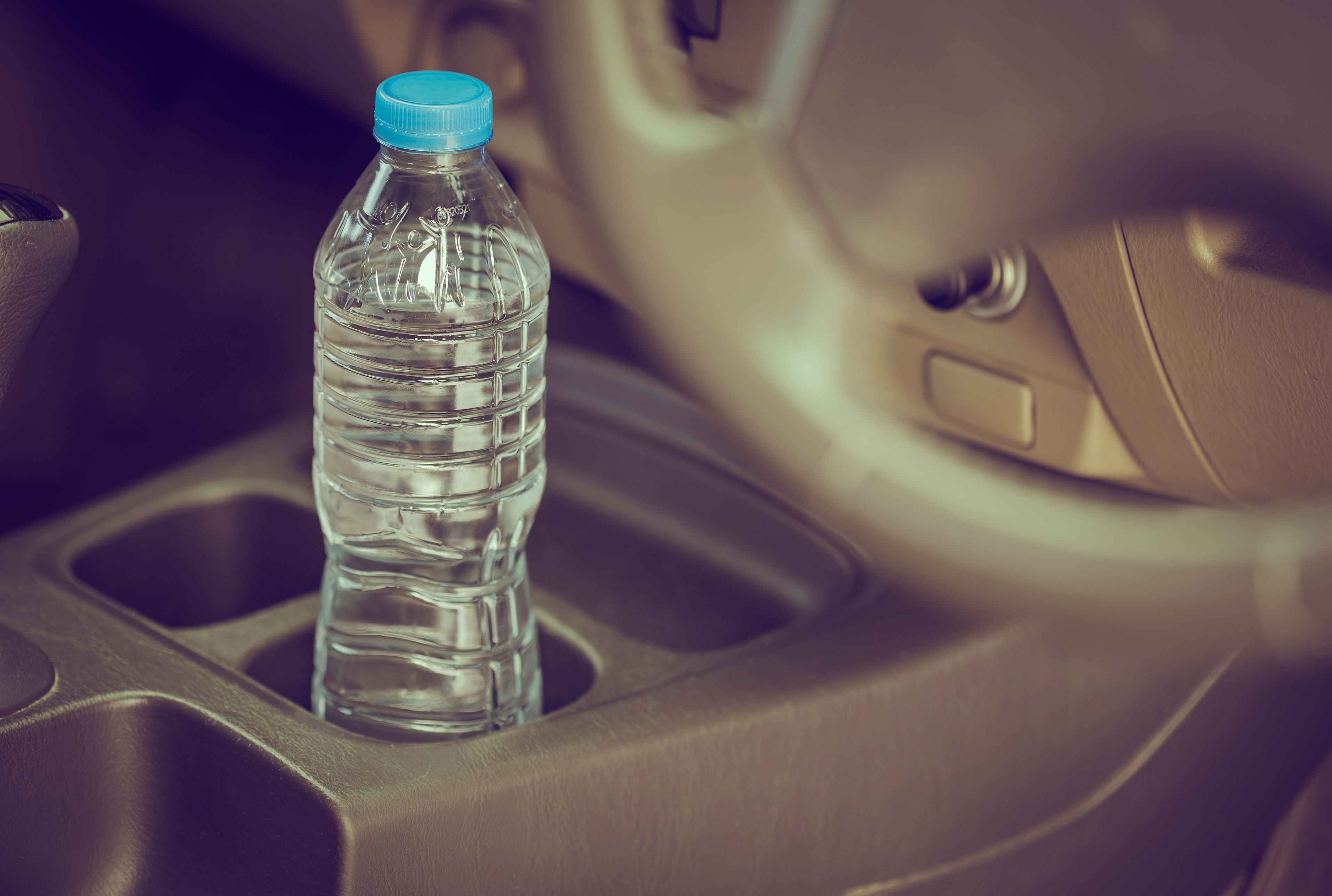 Почему нельзя бензин в пластиковую. Бутылка для воды в автомобиль. Бутылка воды в салоне авто. Бензин в баклажках. Пластиковая бутылка в машине.