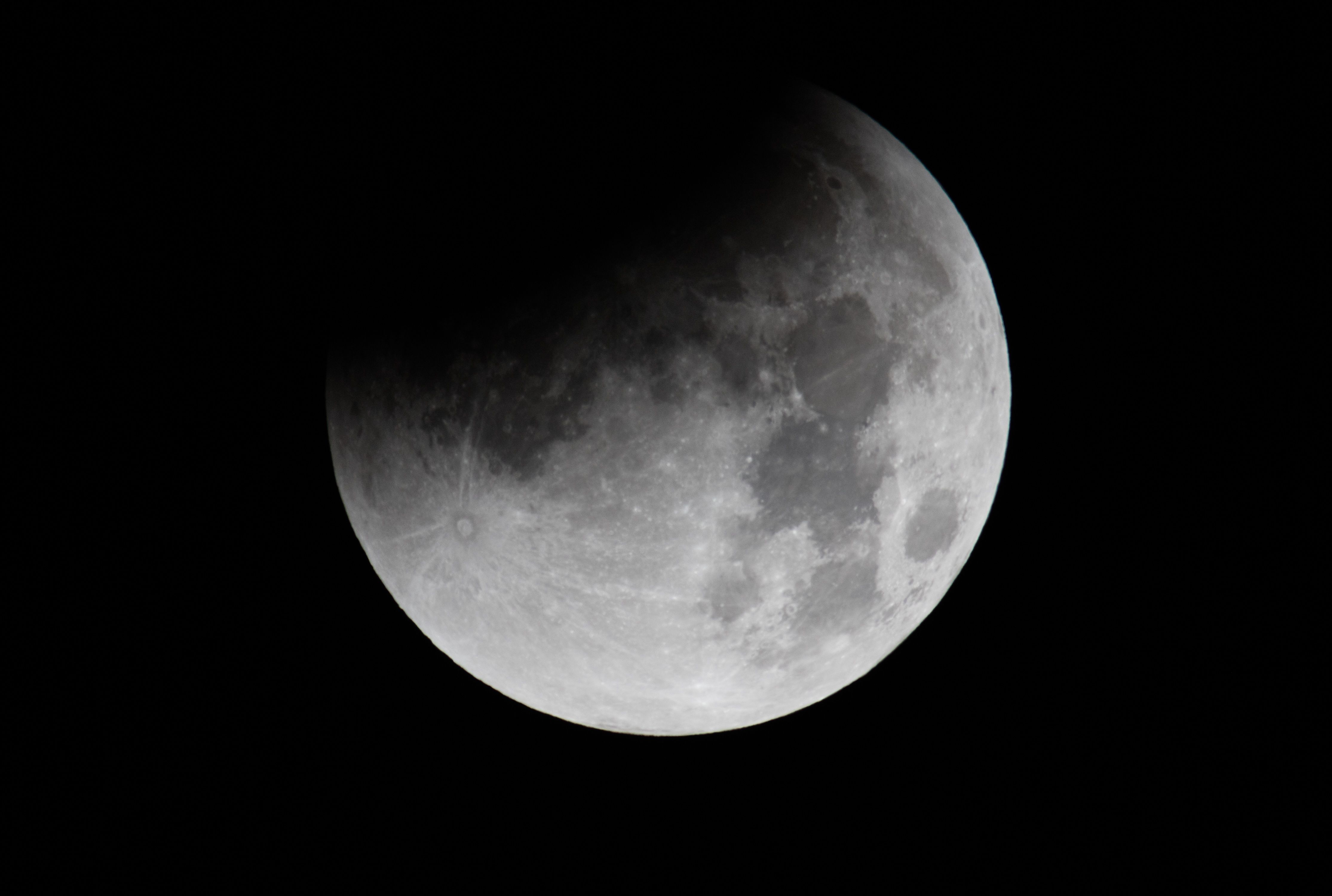 A Half Blood Thunder Moon Will Light Up Tonight S Sky