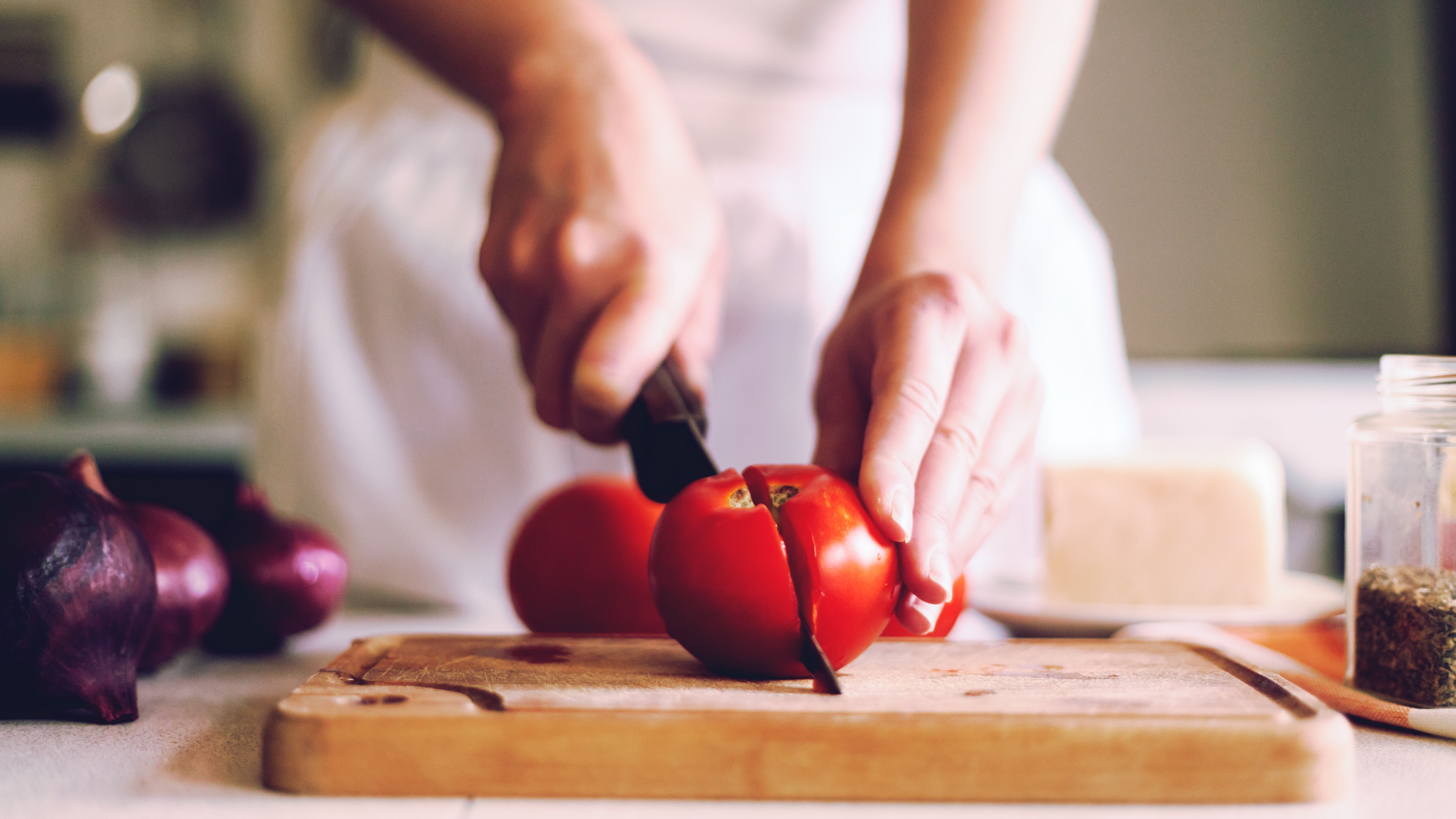 How to Slice a Tomato Without Crushing It | Mental Floss