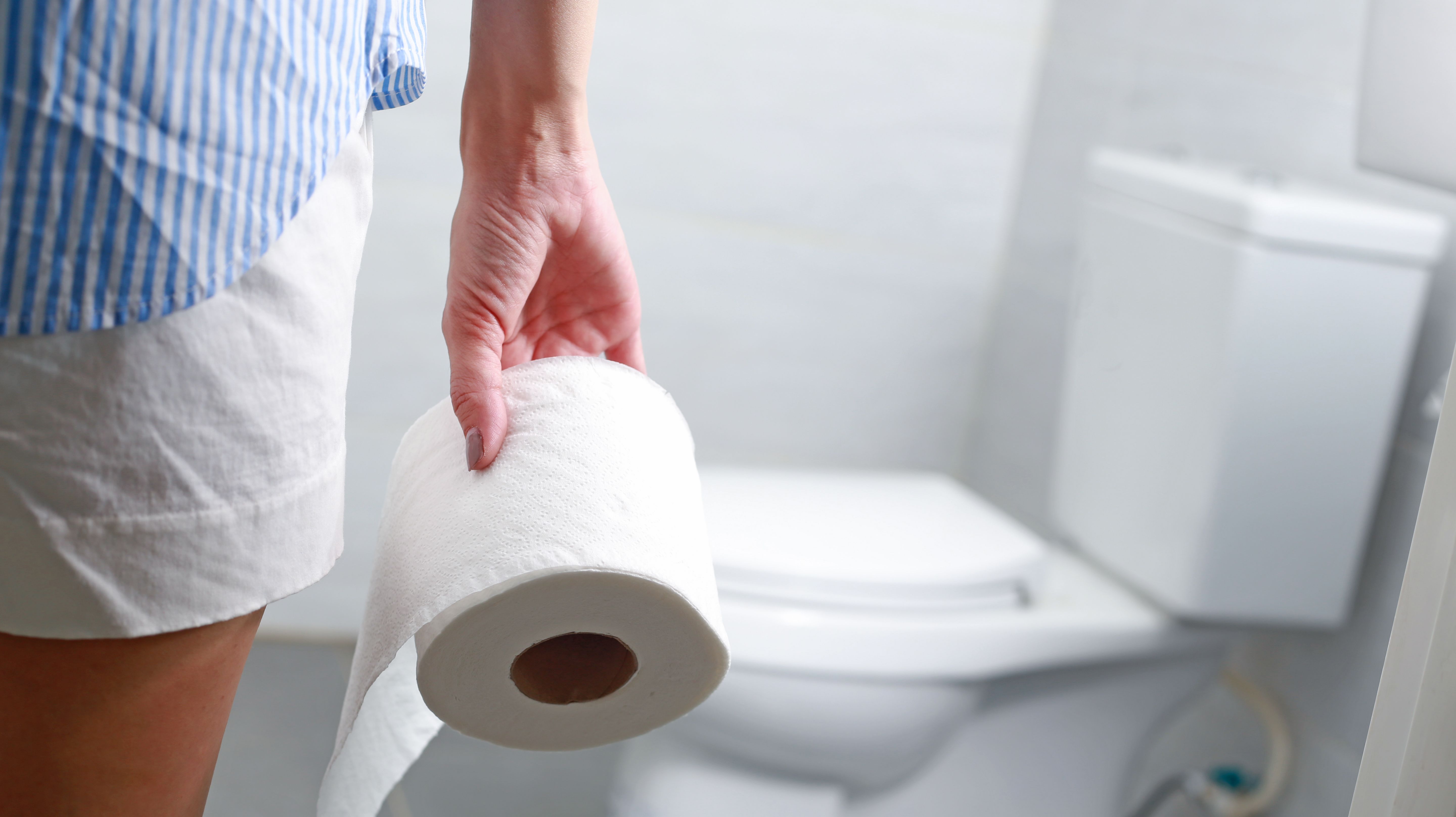 This Incredible Gadget Makes Changing the Toilet Paper Roll a OneHand, OneStep Chore Mental