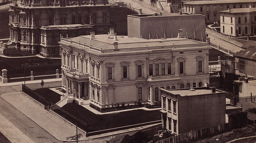 The Man Who Constructed a 40-Foot Spite Fence Round His Neighbor’s Dwelling The Man Who Constructed a 40-Foot Spite Fence Round His Neighbor’s Dwelling