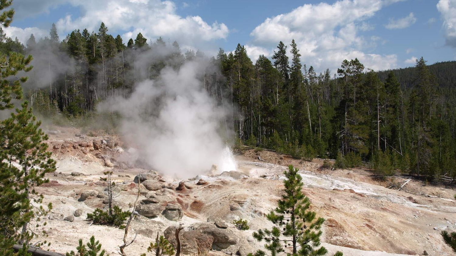 Yellowstone's Steamboat Geyser Keeps Erupting, and Scientists Aren't ...