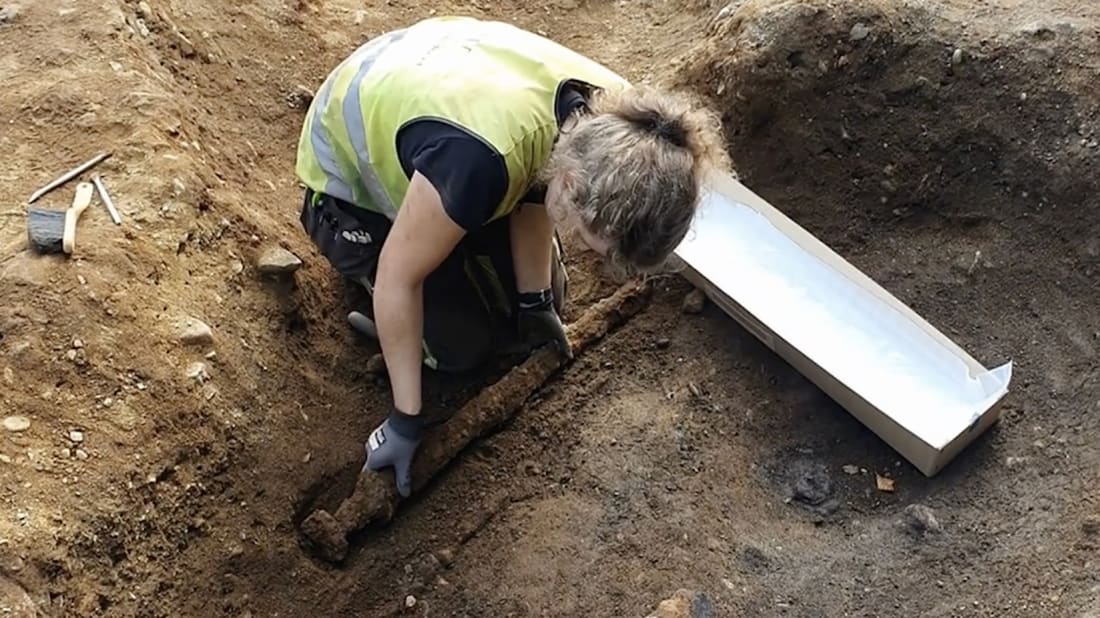 A arqueóloga NTNU Astrid Kviseth desenterra uma espada viking na Noruega.