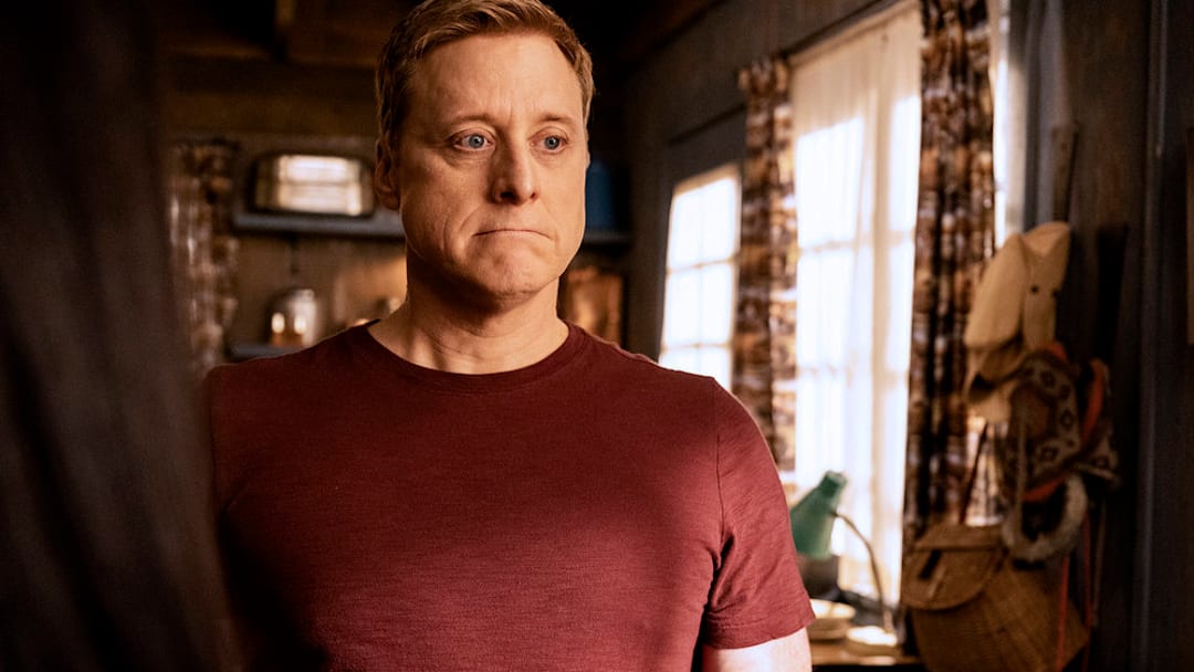 RESIDENT ALIEN -- "Truth Hurts" Episode 404 -- Pictured: Alan Tudyk as Harry Vanderspeigle -- (Photo by: James Dittiger/USA Network)
