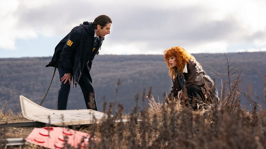 POKER FACE -- S2 -- Pictured: (l-r) Simon Helberg, Natasha Lyonne as Charlie Cale  (Photo by: Ralph Bavaro/PEACOCK)
