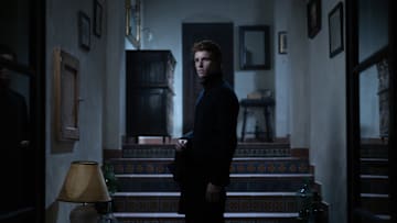 THE DAY OF THE JACKAL -- Episode 110 -- Pictured: Eddie Redmayne as The Jackal -- (Photo by: Marcell Piti/Carnival Film & Television Limited)