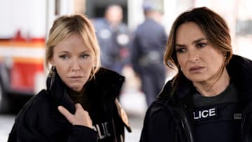 LAW & ORDER: SPECIAL VICTIMS UNIT -- "Cornered" Episode 26008 -- Pictured: (l-r) Kelli Giddish as Amanda Rollins, Mariska Hargitay as Capt. Olivia Benson