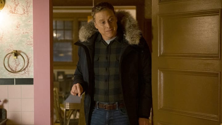 RESIDENT ALIEN -- "Lone Wolf" Episode 301 -- Pictured: Alan Tudyk as Harry Vanderspeigle -- (Photo by: James Dittiger/SYFY)