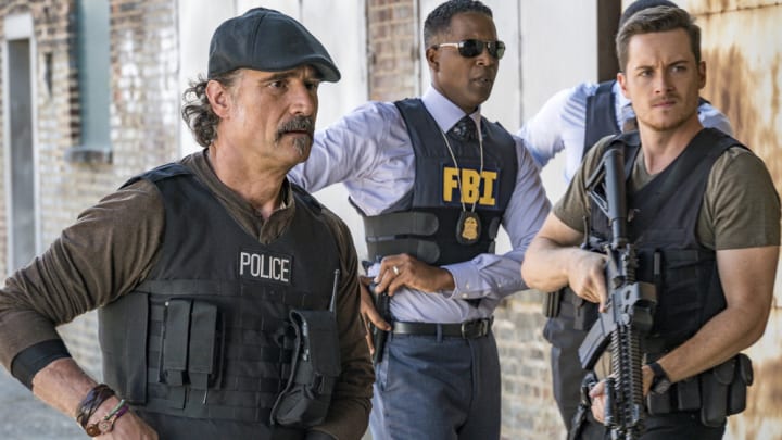 CHICAGO P.D. -- "The Thing About Heroes" Episode 503 -- Pictured: (l-r) Elias Koteas as Alvin Olinsky, Corey Reynolds as FBI Agent Steve Burns, Jesse Lee Soffer as Jay Halstead -- (Photo by: Matt Dinerstein/NBC)