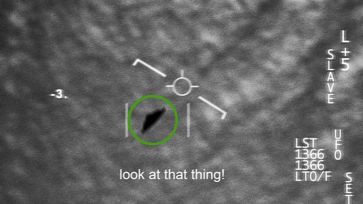 UFO photo from Pentagon pilots with "look at that thing!" caption