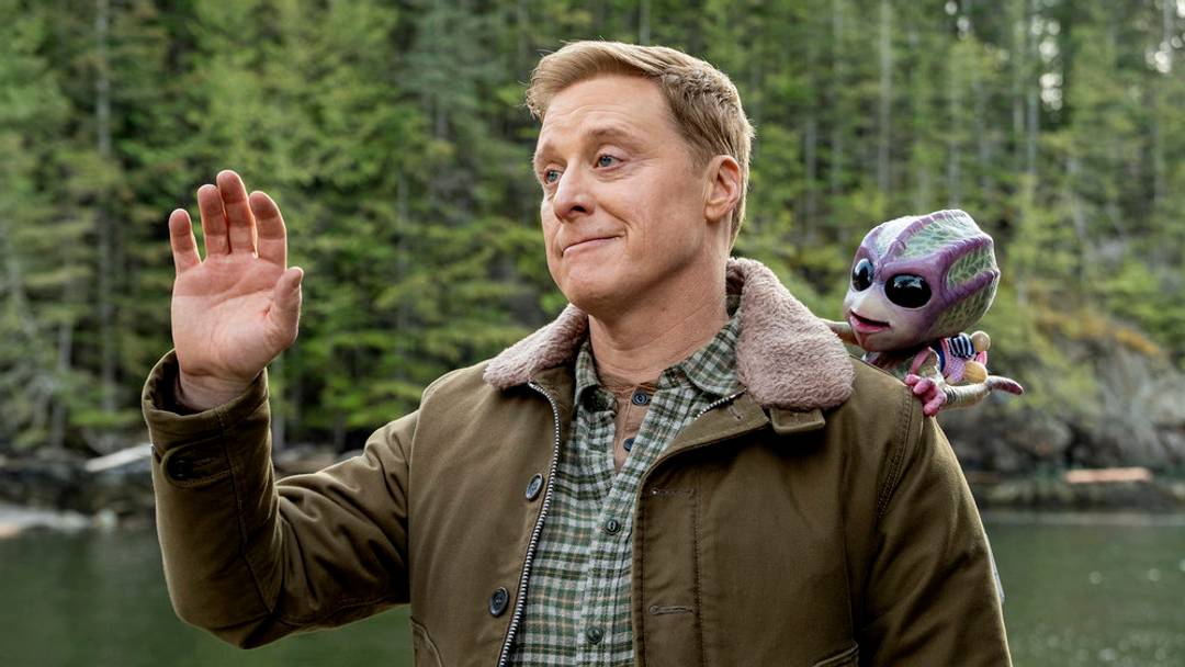 RESIDENT ALIEN -- "The End is Here" Episode 410 -- Pictured: Alan Tudyk as Harry Vanderspeigle 