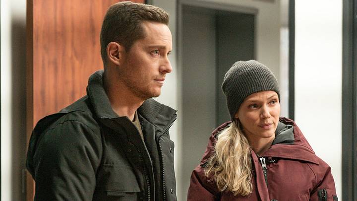CHICAGO P.D. -- "Equal Justice" Episode 806 -- Pictured: (l-r) Jesse Lee Soffer as Jay Halstead, Tracy Spiridakos as Hailey Upton 