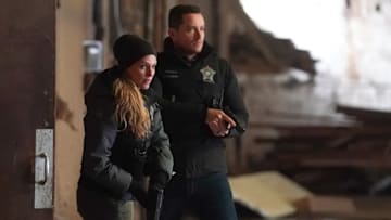 CHICAGO P.D. -- "New Guard" Episode 918 -- Pictured: (l-r) Tracy Spiridakos as Hailey, Jesse Lee Soffer as Jay Halstead -- (Photo by: Lori Allen/NBC)