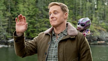 RESIDENT ALIEN -- "The End is Here" Episode 410 -- Pictured: Alan Tudyk as Harry Vanderspeigle -- (Photo by: James Dittiger/USA Network)