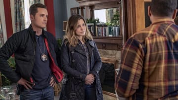 CHICAGO P.D. -- "Don't Read The News" Episode 410 -- Pictured: (l-r) Jesse Lee Soffer as Jay Halstead, Sophia Bush as Erin Lindsay -- (Photo by: Matt Dinerstein/NBC)