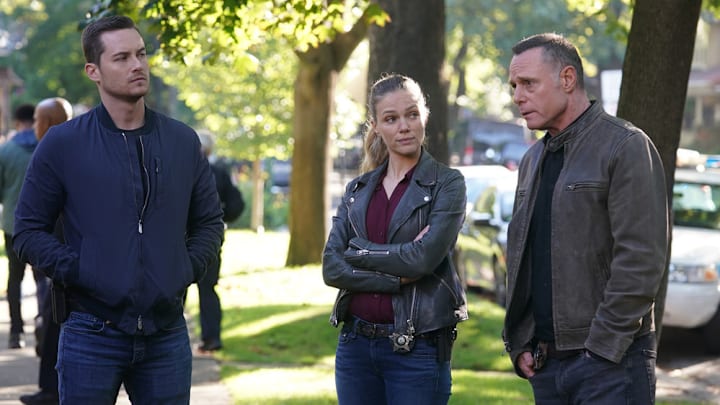 CHICAGO P.D. -- "Fractures" Episode 908 -- Pictured: (l-r) Jesse Lee Soffer as Jay Halstead, Tracy Spiridakos as Hailey, Jason Beghe as Hank Voight -- (Photo by: Lori Allen/NBC)