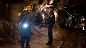 RESIDENT ALIEN -- "Tunnel Vision" Episode 409 -- Pictured: (l-r) Alan Tudyk as Harry Vanderspeigle, Corey Reynolds as Sheriff Mike Thompson -- (Photo by: James Dittiger/USA Network)