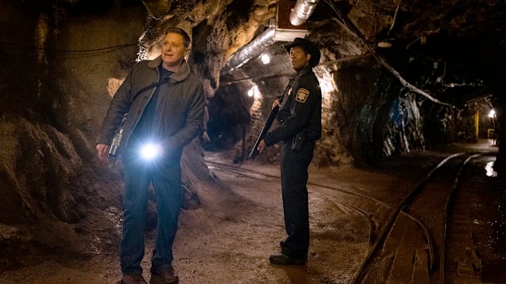 RESIDENT ALIEN -- "Tunnel Vision" Episode 409 -- Pictured: (l-r) Alan Tudyk as Harry Vanderspeigle, Corey Reynolds as Sheriff Mike Thompson -- (Photo by: James Dittiger/USA Network)