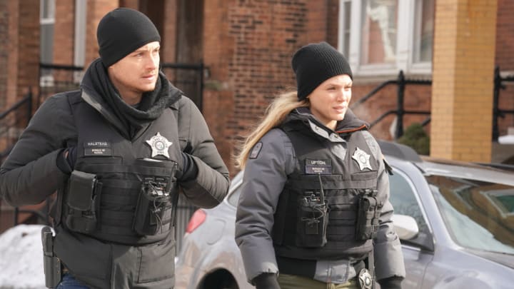 CHICAGO P.D. -- "Closer" Episode 916 -- Pictured: (l-r) Jesse Lee Soffer as Jay Halstead, Tracy Spiridakos as Hailey -- (Photo by: Lori Allen/NBC)