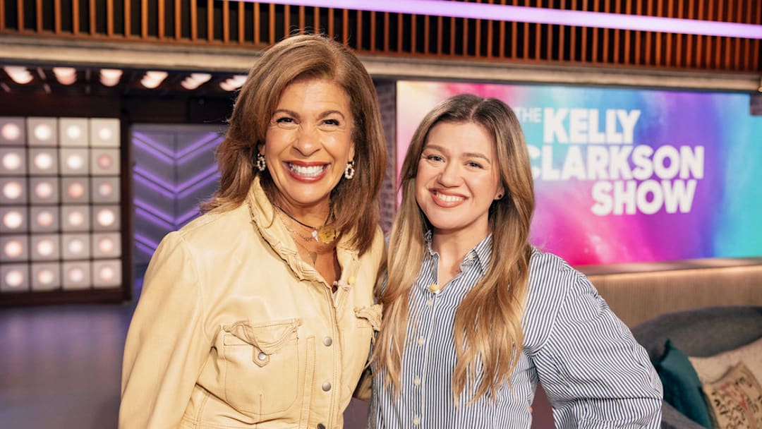 THE KELLY CLARKSON SHOW -- Episode BP167-- Pictured: (l-r) Hoda Kotb, Kelly Clarkson -- (Photo by: Weiss Eubanks/NBCUniversal)