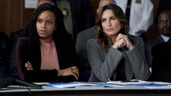 LAW & ORDER: SPECIAL VICTIMS UNIT -- "Divide & Conquer" Episode 26005 -- Pictured: (l-r) Aimé Donna Kelly as Capt. Curry, Mariska Hargitay as Capt. Olivia Benson