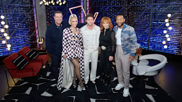 THE VOICE -- "Blind Auditions" Episode Coaches -- Pictured: (l-r) Carson Daly, Gwen Stefani, Niall Horan, Reba McEntire, John Legend -- (Photo by: Tyler Golden/NBC)
