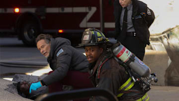 CHICAGO MED -- "In The Trenches: Part II" Episode 1011 -- Pictured: (l-r) Steven Weber as Dr. Dean Archer, Daniel Kyri as Darren Ritter, Jennifer Regan as Bates -- (Photo by: George Burns Jr/NBC)