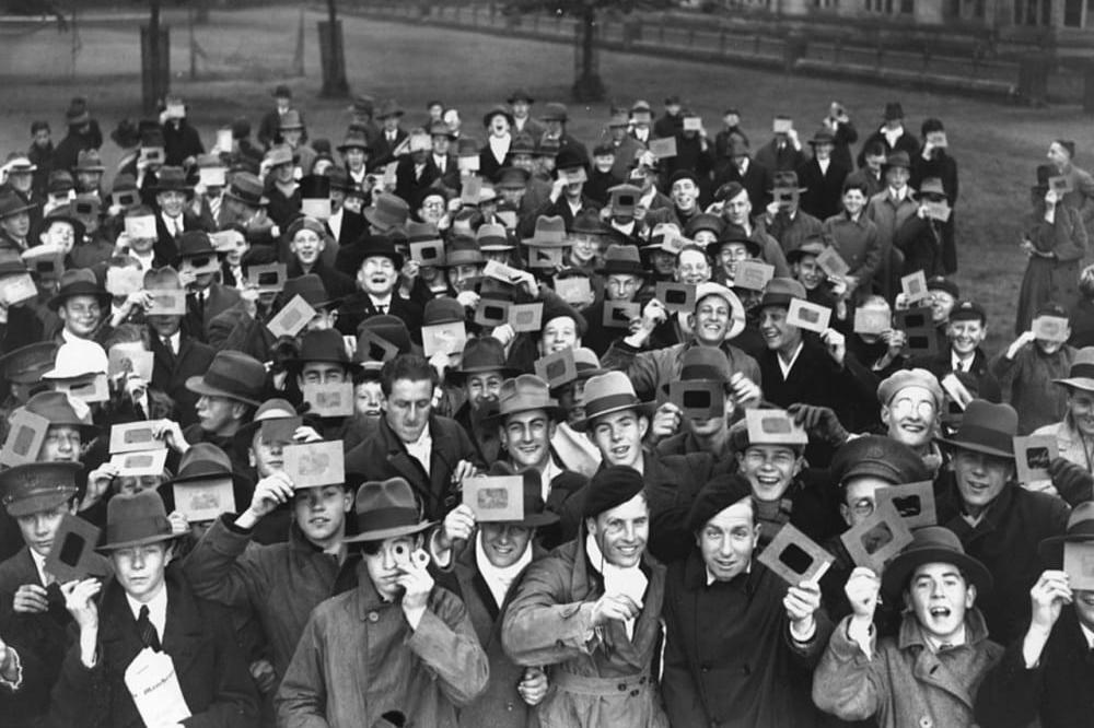 13 Vintage Photos of People Watching Solar Eclipses