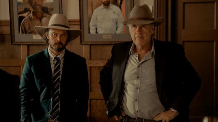 Bölge. (Soldan sağa) Michael Dorman Graham Lawson rolünde, Robert Taylor Colin Lawson rolünde, Territory. Cr. Netflix izniyle © 20 Bölge oyuncu kadrosu rehberi: Lawson ailesiyle ve diğer karakterlerle tanışın!