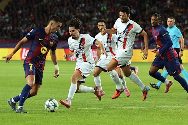 เฟร์รัน ตอร์เรส กับลูกบอลในเกมกับปารีส แซงต์-แชร์กแมง