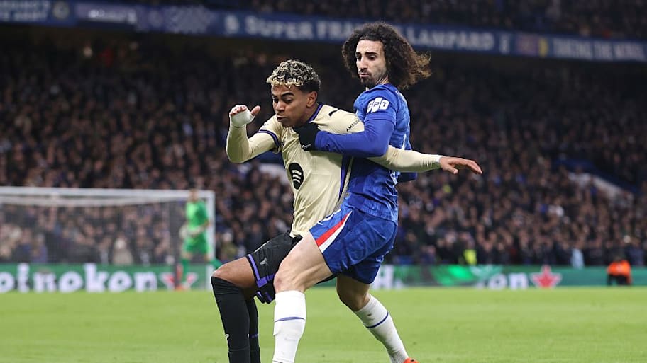 Lamine Yamal takes on Marc Cucurella