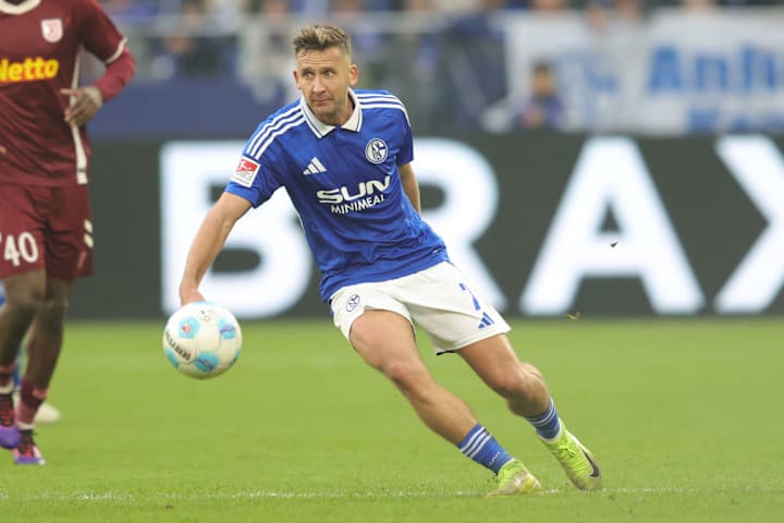 FC Schalke 04 v SSV Jahn Regensburg - Second Bundesliga