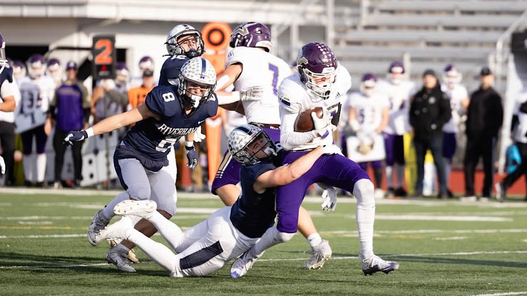 Chiawana's defense swarmed Lake Stevens, forcing three turnovers in a 48-21 Class 4A quarterfinal victory Saturday in Pasco.