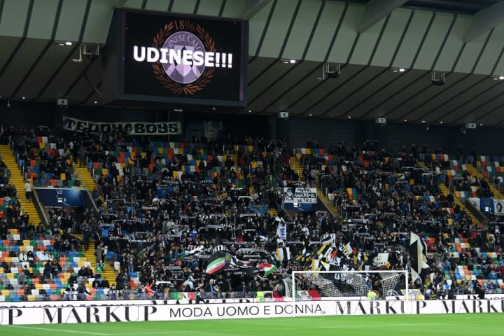 Torcida da Udinese no Estádio Friuli.