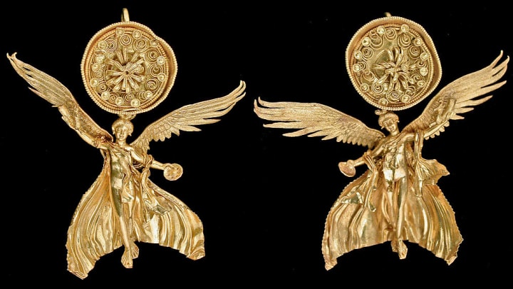 Early Hellenistic gold earrings with Nike
