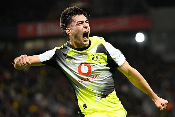 Aaron Anselmino bejubelt seinen Treffer zum 1:0