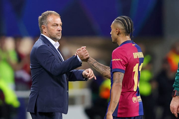 Hansi Flick shakes hands with Raphinha 