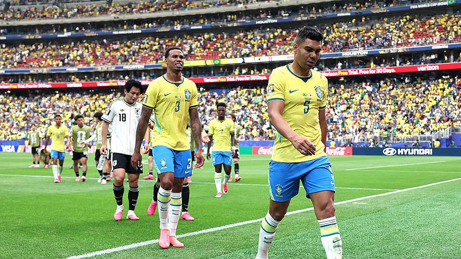 casemiro walking