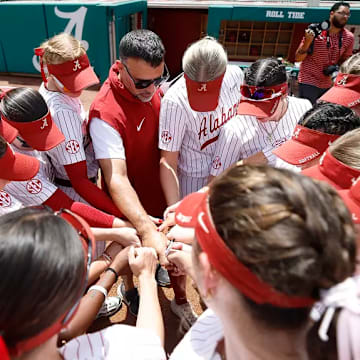 The University of Alabama softball team huddles against Mizzou at Rhoads Stadium in Tuscaloosa, AL on Sunday, Apr 27, 2025.